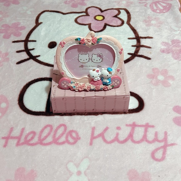 Hello Kitty Picture Frame - Picture 2 of 3